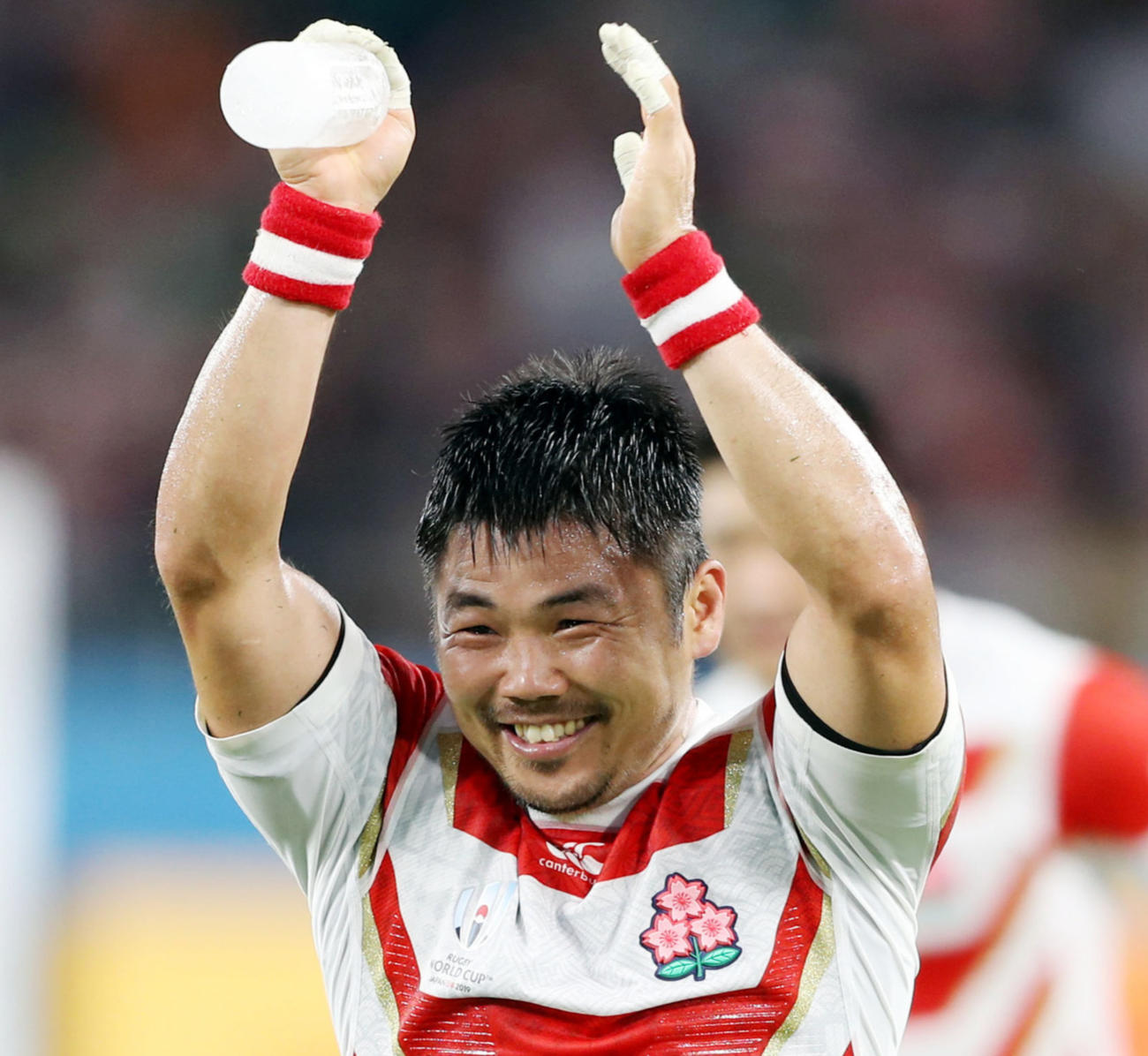 19年9月28日、アイルランド戦後、サポーターと喜びを分かち合う田中