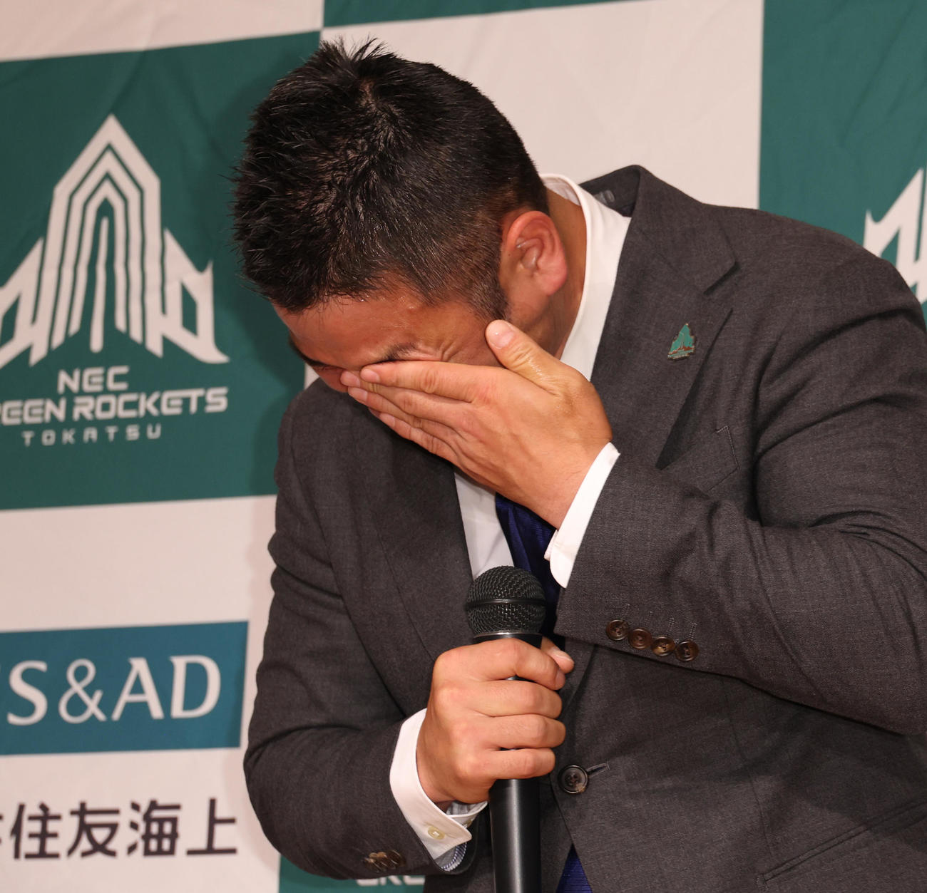サプライズで松島と松田の表敬訪問を受け我慢していた涙があふれ出す田中（撮影・中島郁夫）