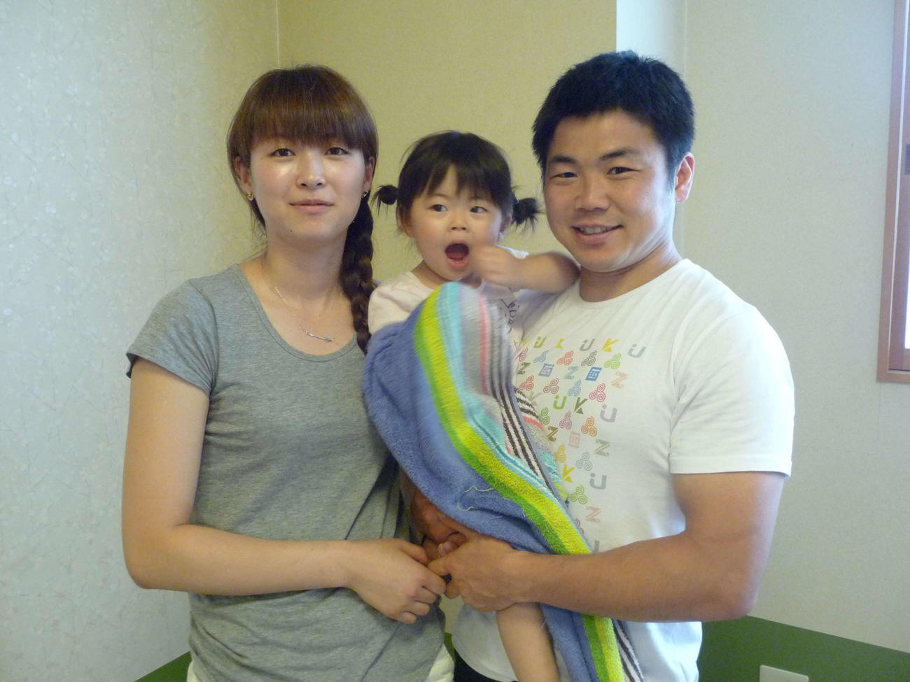 15年8月7日、田中と妻智美さん、娘の愛真（えま）ちゃん