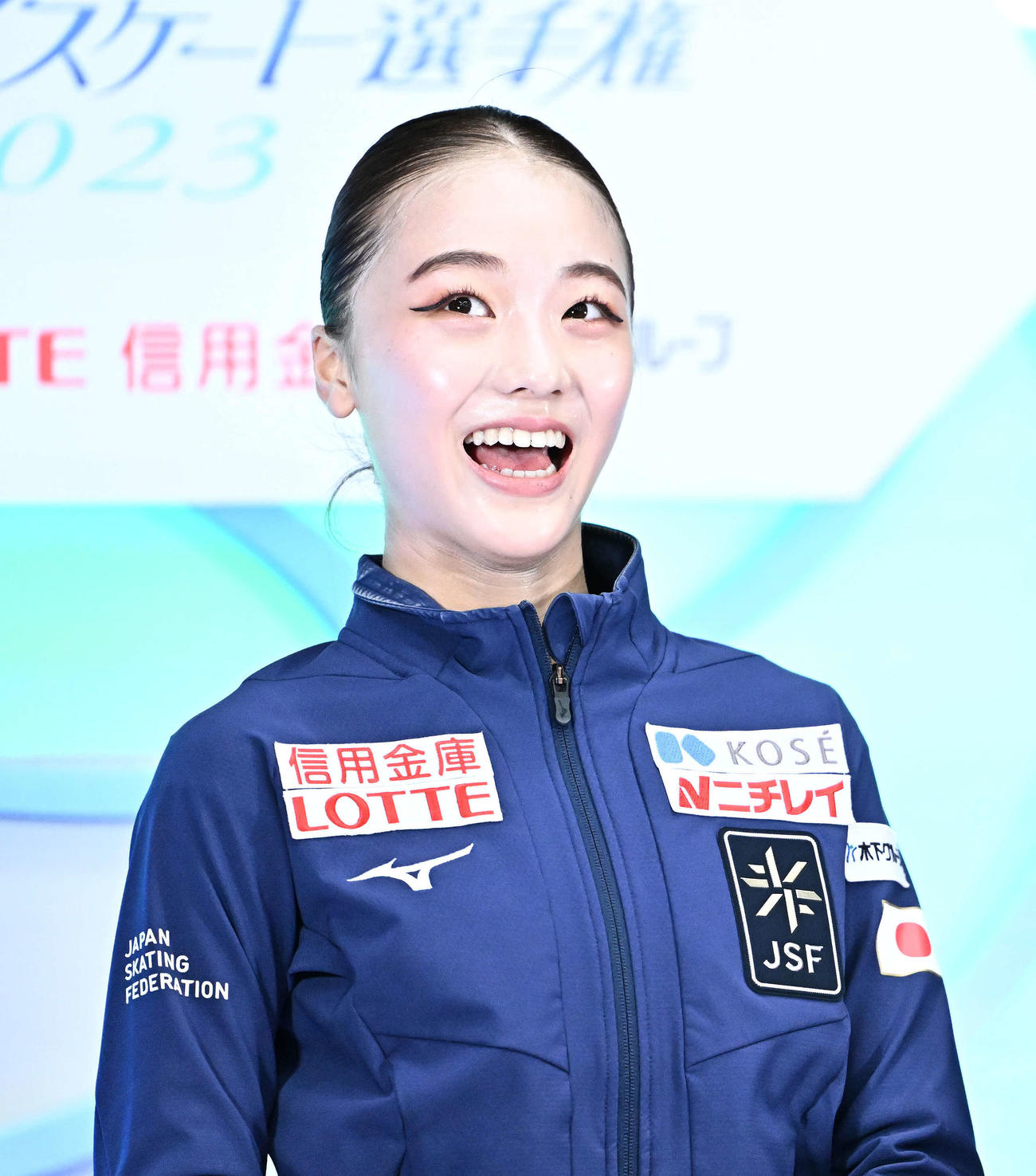笑顔の上薗恋奈（2023年12月24日撮影）