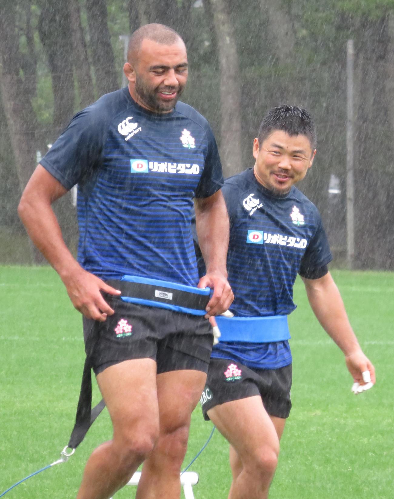 18年5月28日、トレーニング終了後に笑顔を見せる、リーチ・マイケルと田中