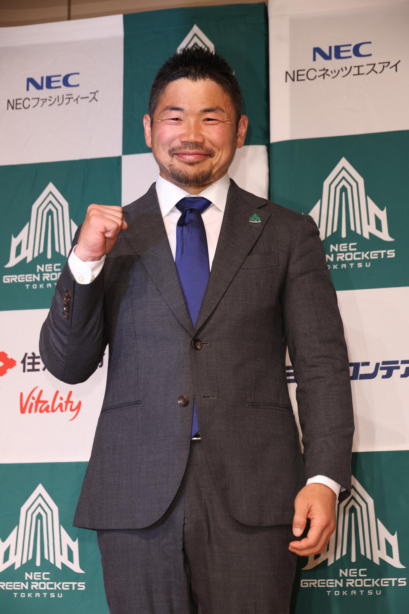 今シーズン限りでの現役引退の発表会見を終えガッツポーズする田中（撮影・中島郁夫）