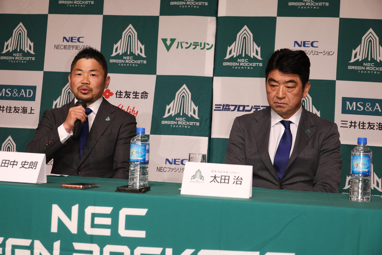 今シーズン限りでの現役引退を発表するラグビー元日本代表の田中。右は太田GM（撮影・中島郁夫）