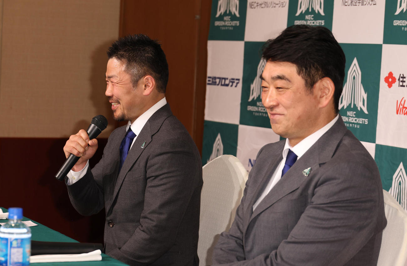 今シーズン限りでの現役引退を発表するラグビー元日本代表の田中。右は太田GM（撮影・中島郁夫）