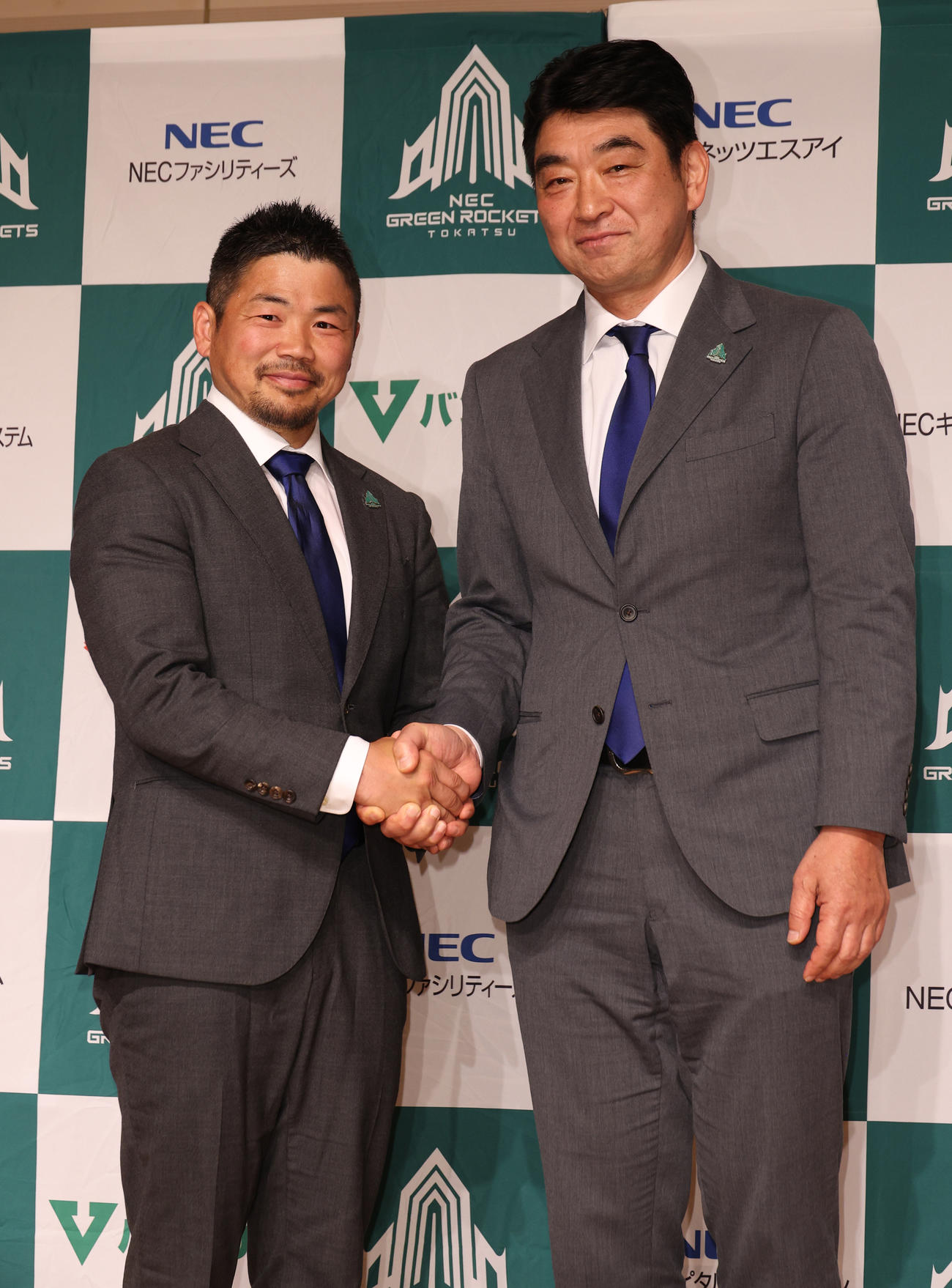 太田GM（右）と握手する田中（撮影・中島郁夫）