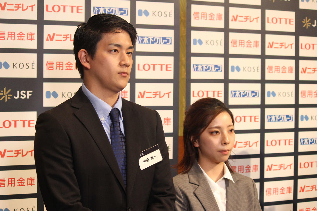 日本スケート連盟の2023－24年シーズン表彰祝賀会後の囲み取材に応じる木原龍一（左）と三浦璃来（撮影・勝部晃多）