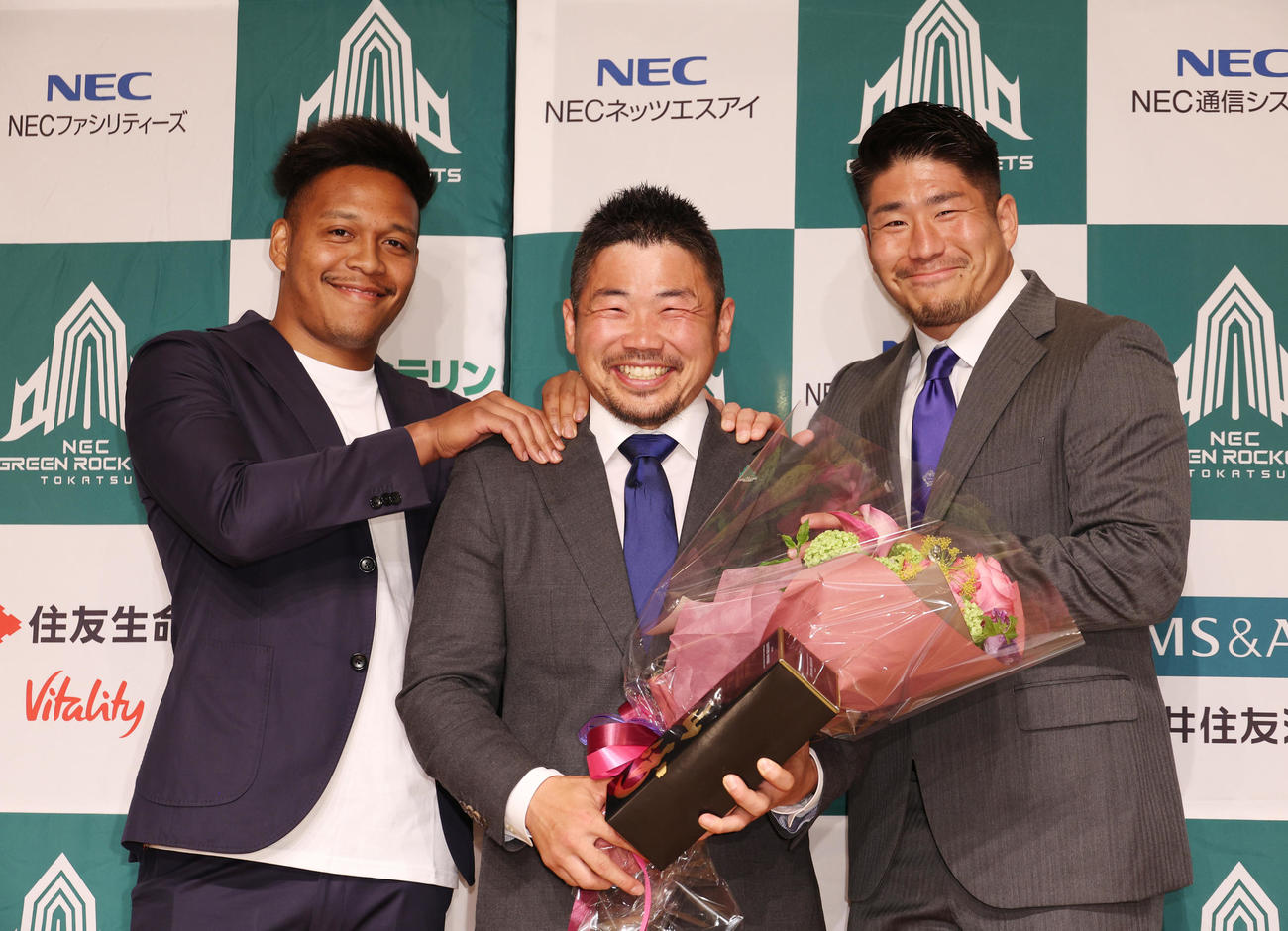 サプライズで松島（左）と松田（右）の表敬訪問を受け記念撮影する田中（撮影・中島郁夫）