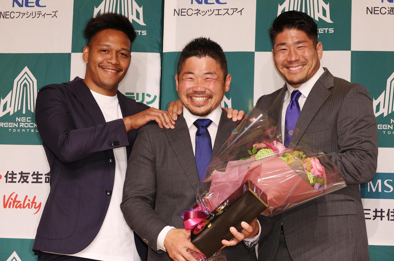サプライズで松島（左）と松田（右）の表敬訪問を受け記念撮影する田中（撮影・中島郁夫）