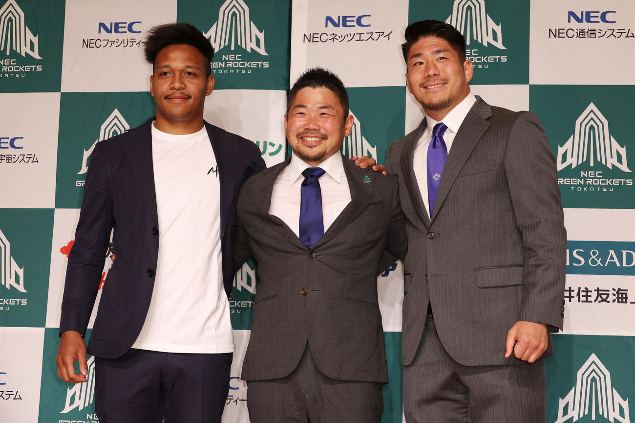 サプライズで松島（左）と松田（右）の表敬訪問を受け記念撮影する田中（撮影・中島郁夫）