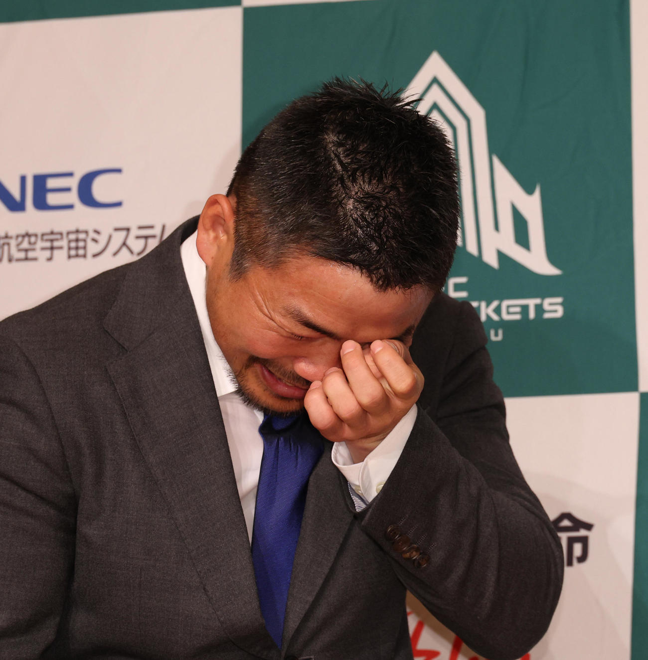 松島と松田のサプライズ登場に涙する田中（撮影・中島郁夫）