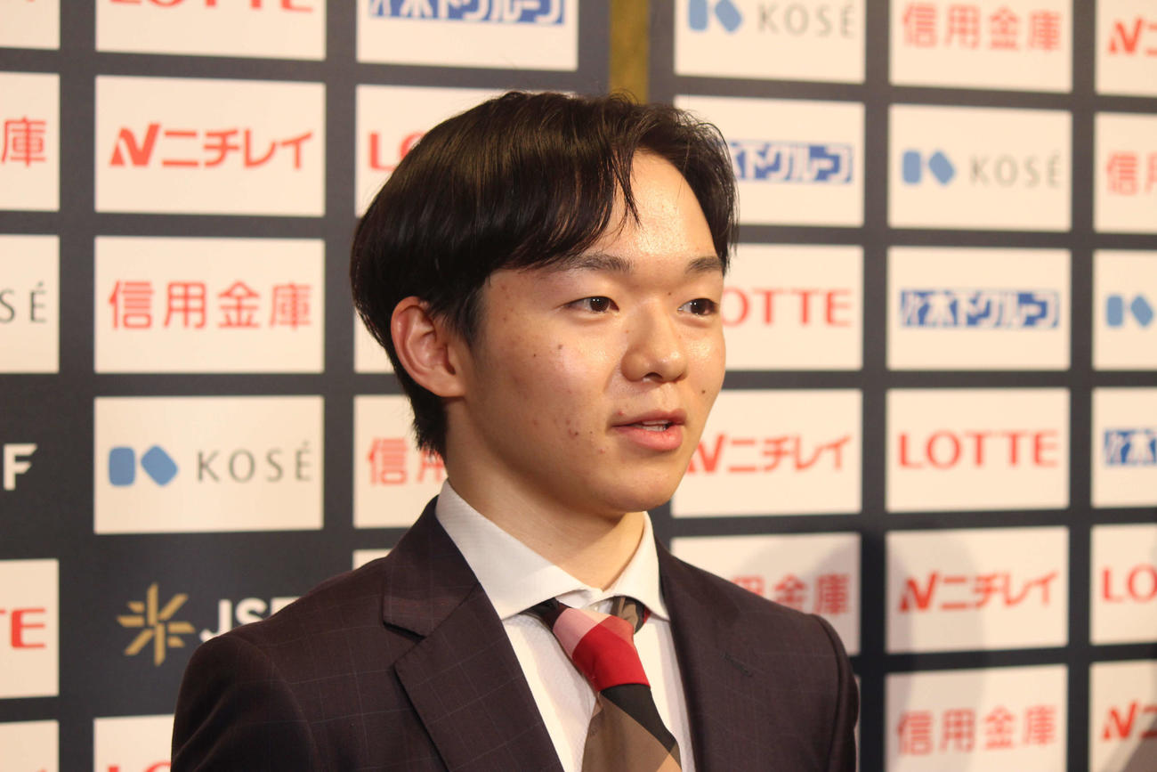 日本スケート連盟の2023－24年シーズン表彰祝賀会後の囲み取材に応じる鍵山優真（撮影・勝部晃多）