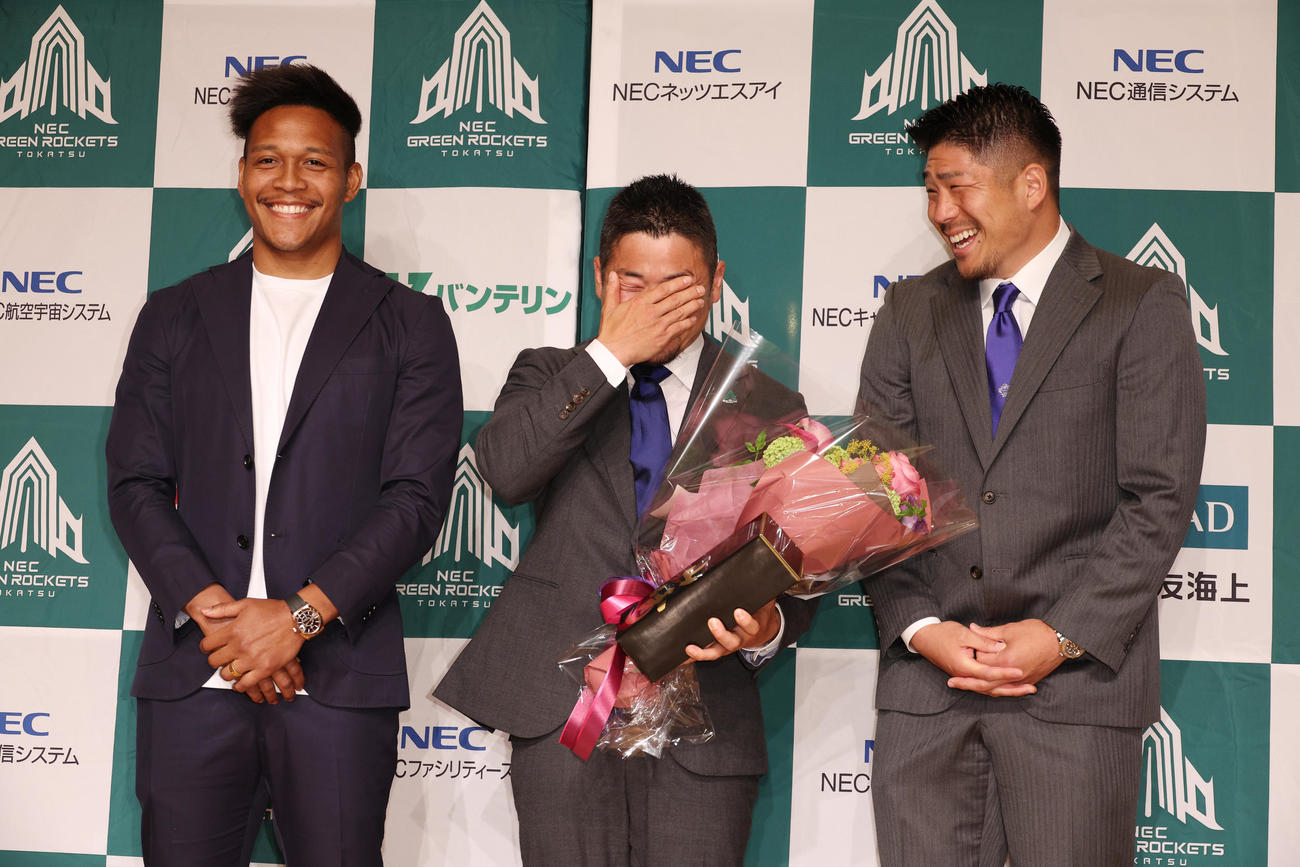 引退会見でサプライズ登場した松島（左）と松田（右）と記念撮影する田中（撮影・中島郁夫）