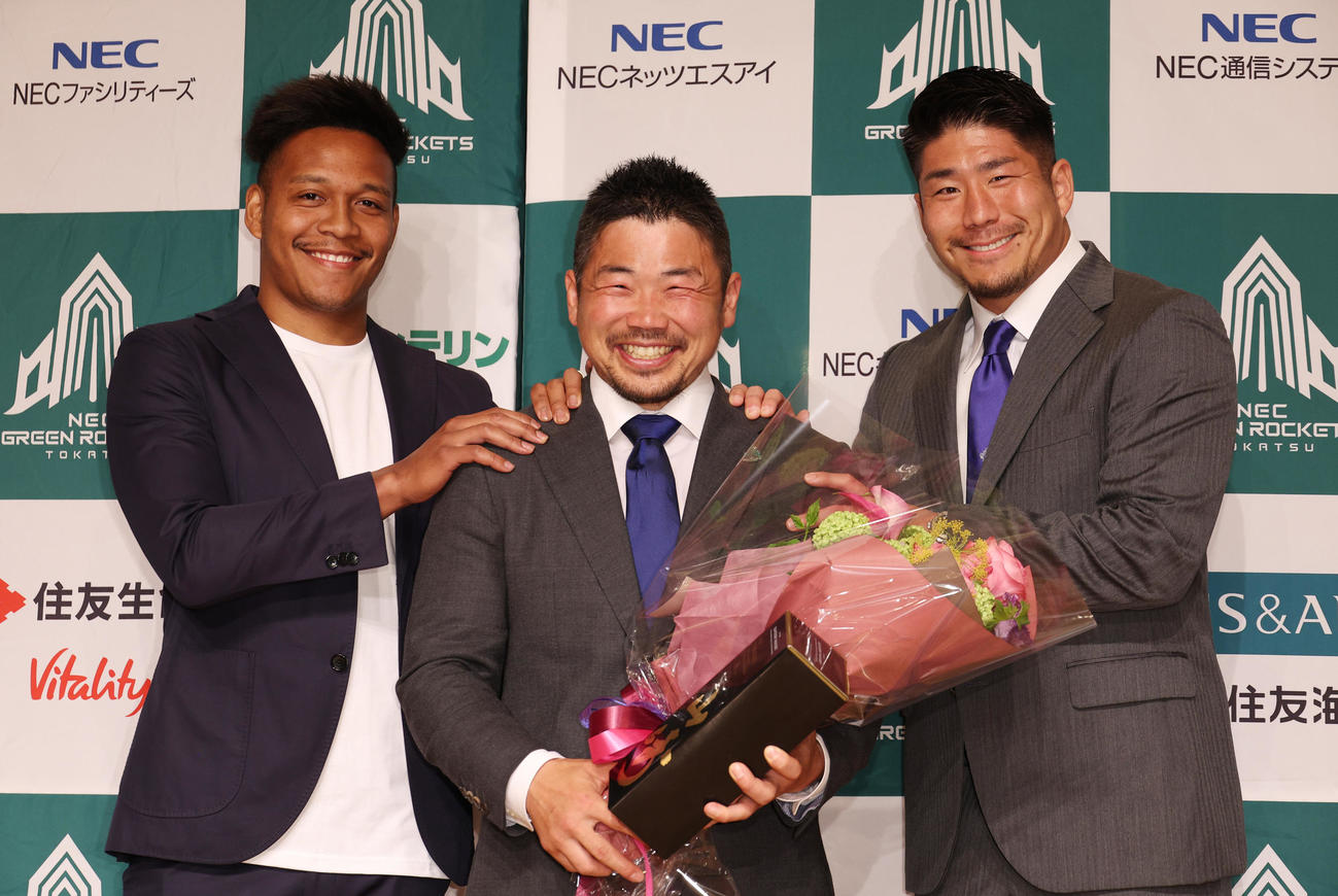 引退会見でサプライズ登場した松島（左）と松田（右）と記念撮影する田中（撮影・中島郁夫）