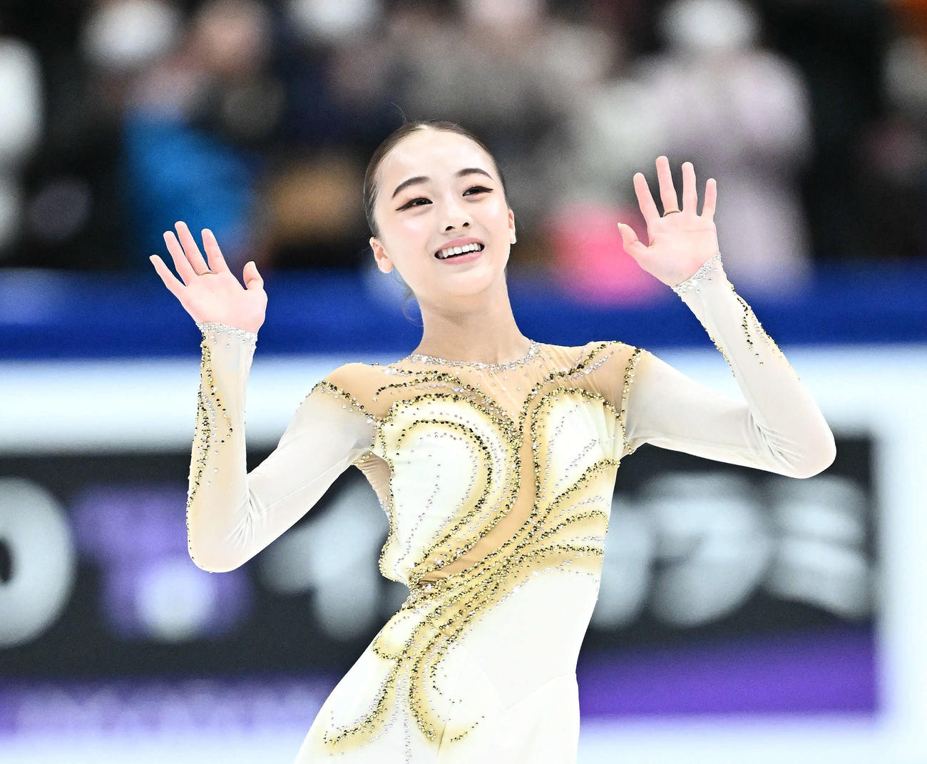フィギュアスケート全日本選手権　女子フリーの演技を終えて笑顔で手を振る上薗恋奈（23年12月撮影）