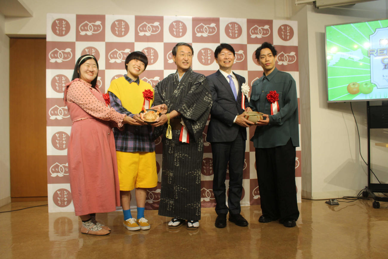 リニューアルオープンイベントに出席した高橋さん（右）。左からガンバレルーヤと平井知事、伊原木知事