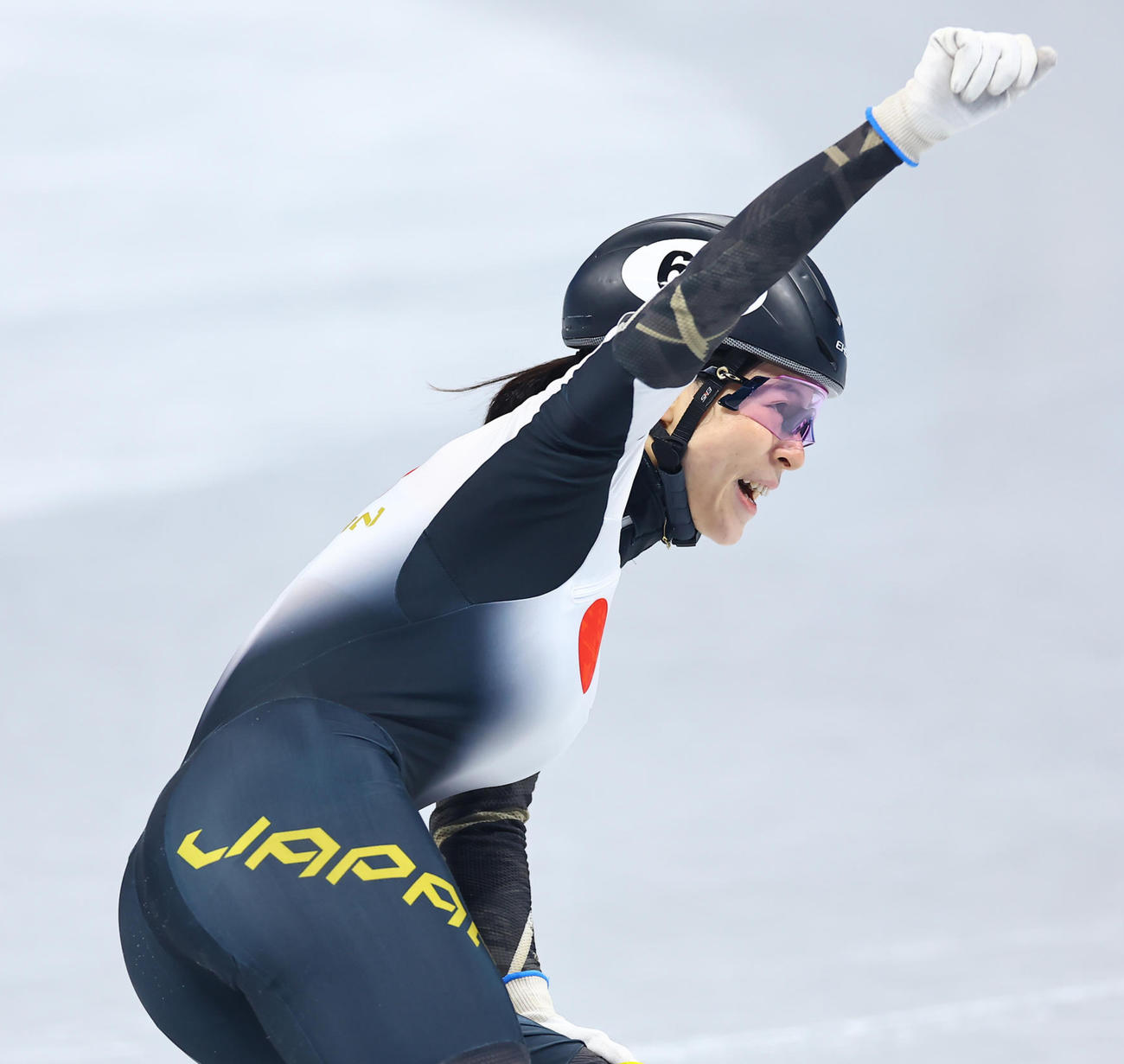 ショートトラック女子1500メートル順位決定戦、レースを制しガッツポーズする菊池純（2022年2月15日）