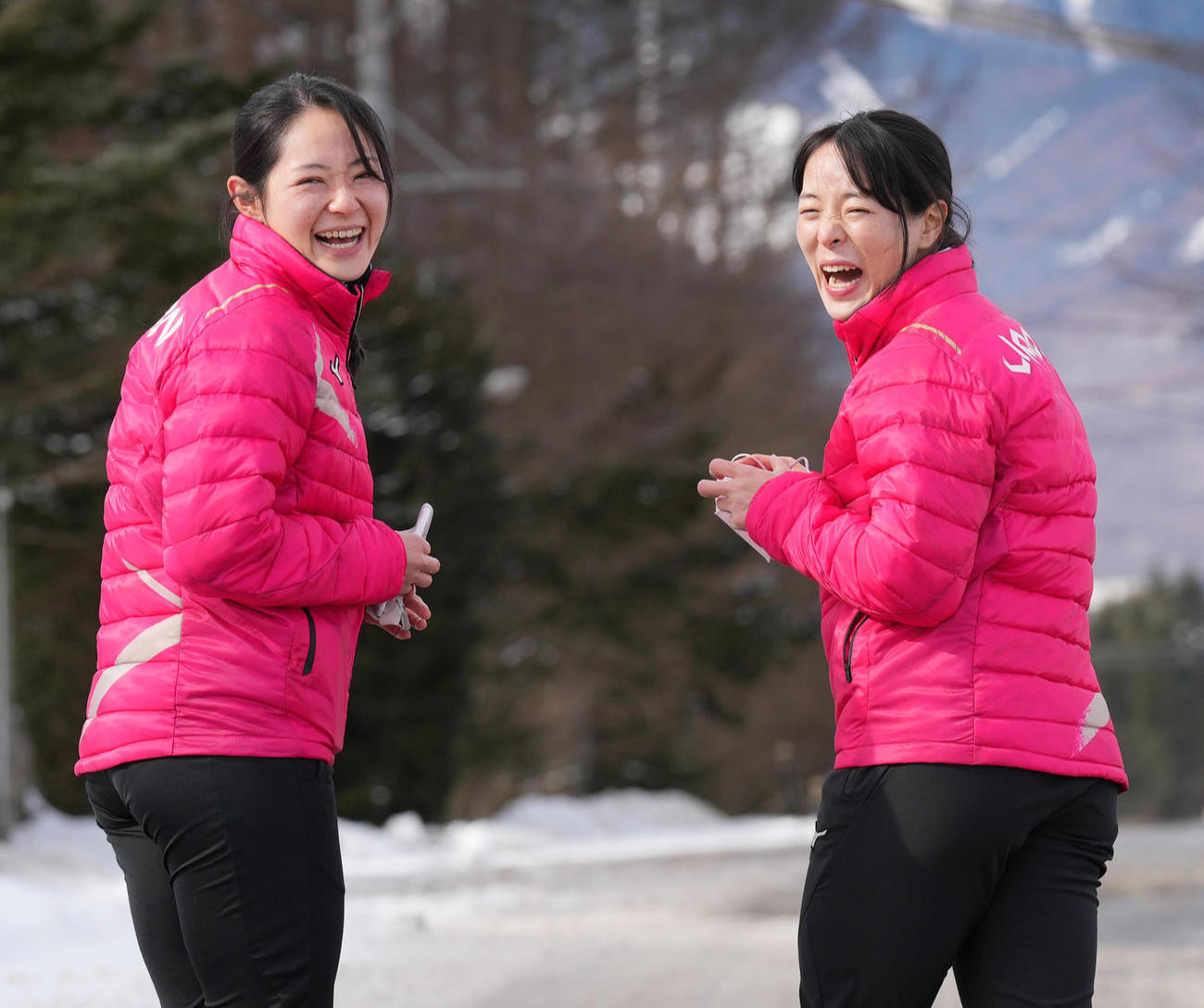 北京五輪スケートショートトラックの公開練習で笑顔で施設を移動する菊池姉妹の純礼（右）と悠希（2022年1月13日）