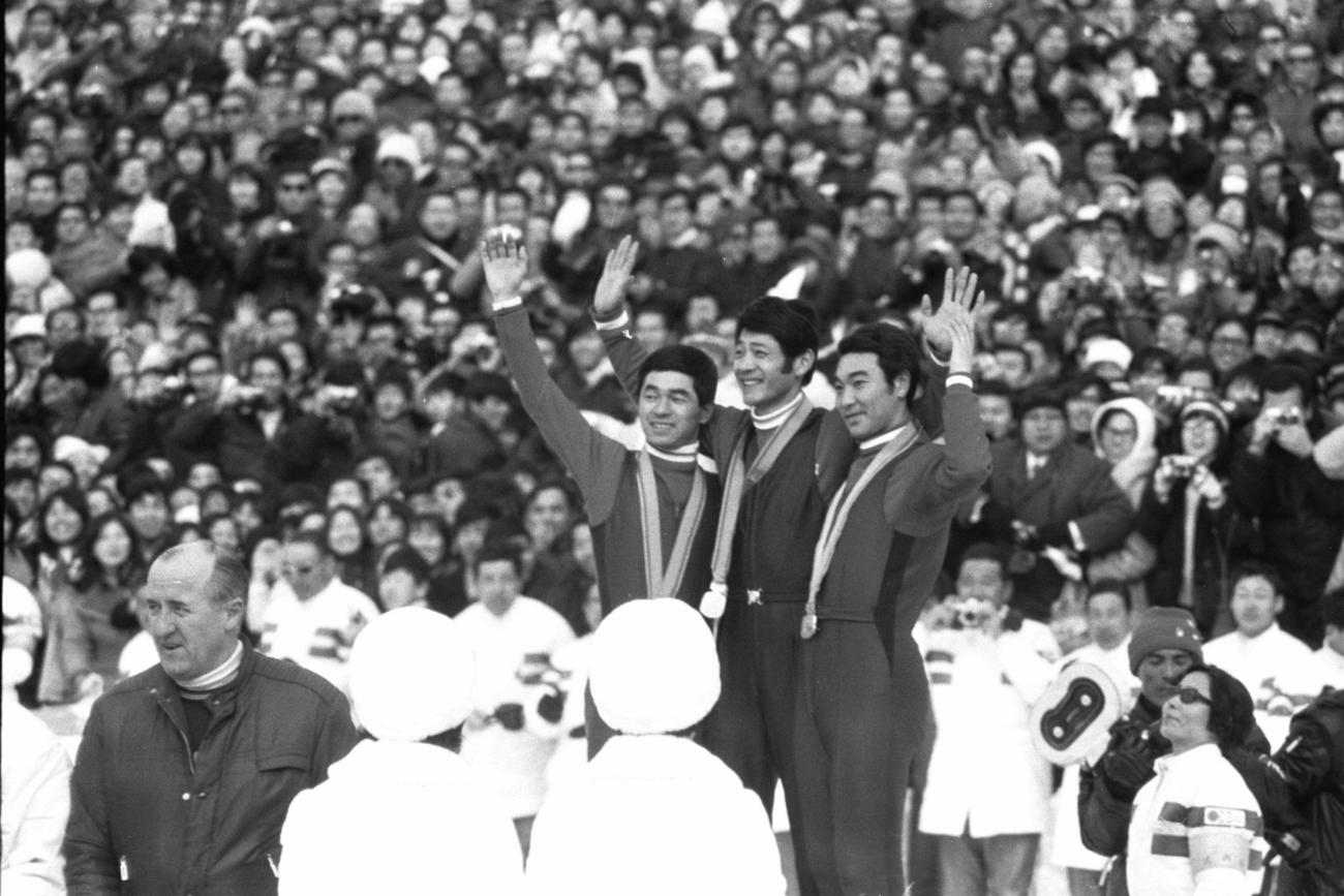 72年札幌五輪スキージャンプ70メートル級で日本勢が金銀銅を独占。左から金野昭次、笠谷幸生、青地清二（1972年2月6日）