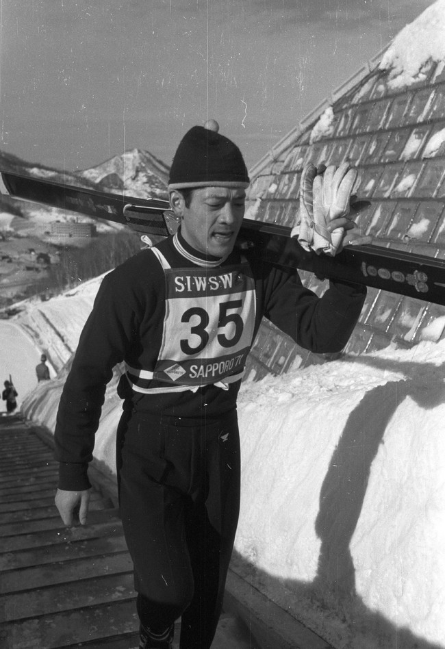 札幌国際冬季スポーツ大会（プレ五輪）を前に宮の森シャンツェ（70メートル級）で練習、ジャンプ台の階段を上る笠谷幸生（1971年2月4日撮影）