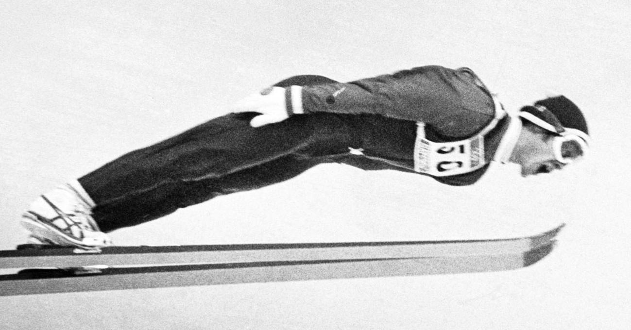 1972年札幌冬季五輪のスキー・ジャンプ90メートル級で、美しいフォームで飛ぶ笠谷幸生さん（共同）