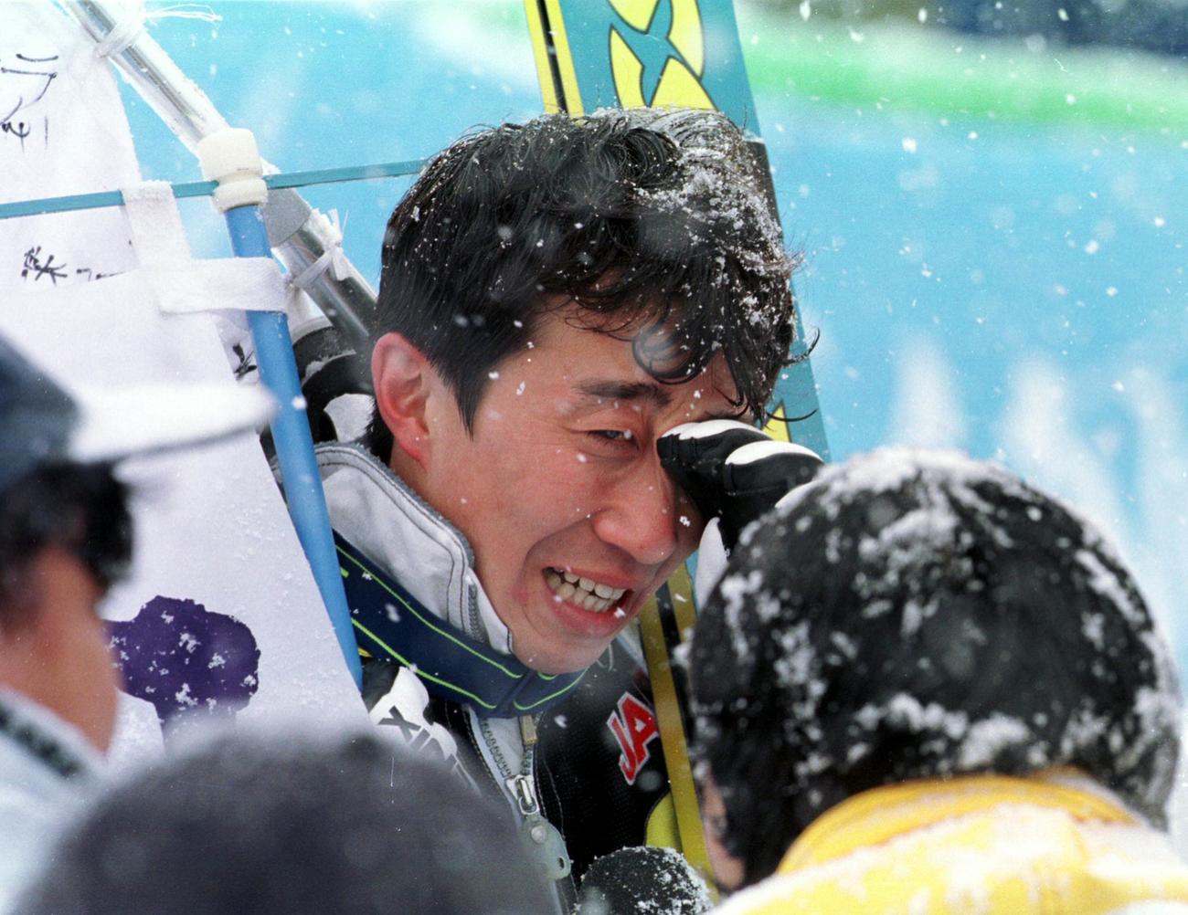 98年2月、長野五輪ジャンプ団体で金メダルを獲得し、インタビュー中に涙を流す日本の原田雅彦
