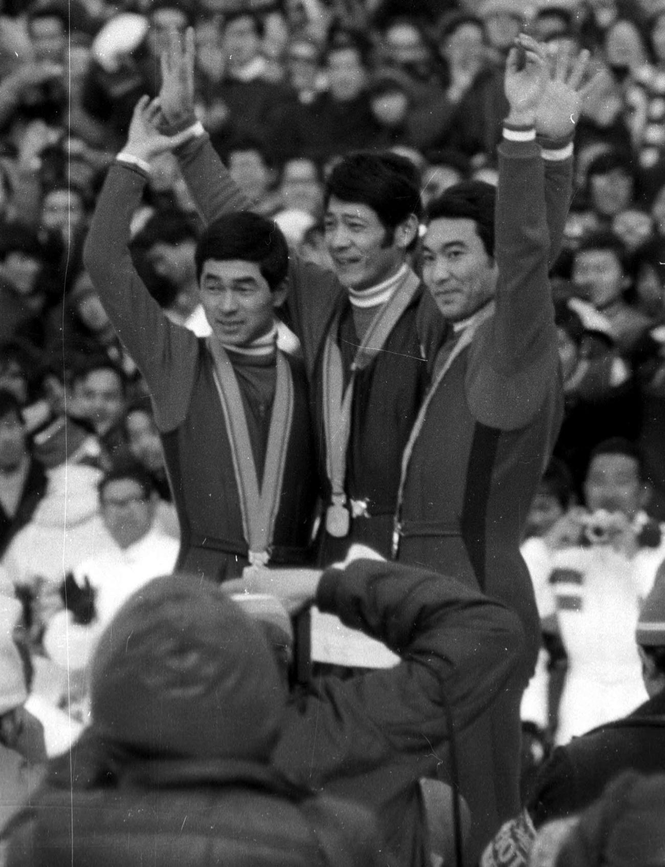 72年2月、札幌五輪70メートル級ジャンプで表彰台を独占した、左から銀の金野昭次氏、金の笠谷幸生氏、銅の青地清二氏