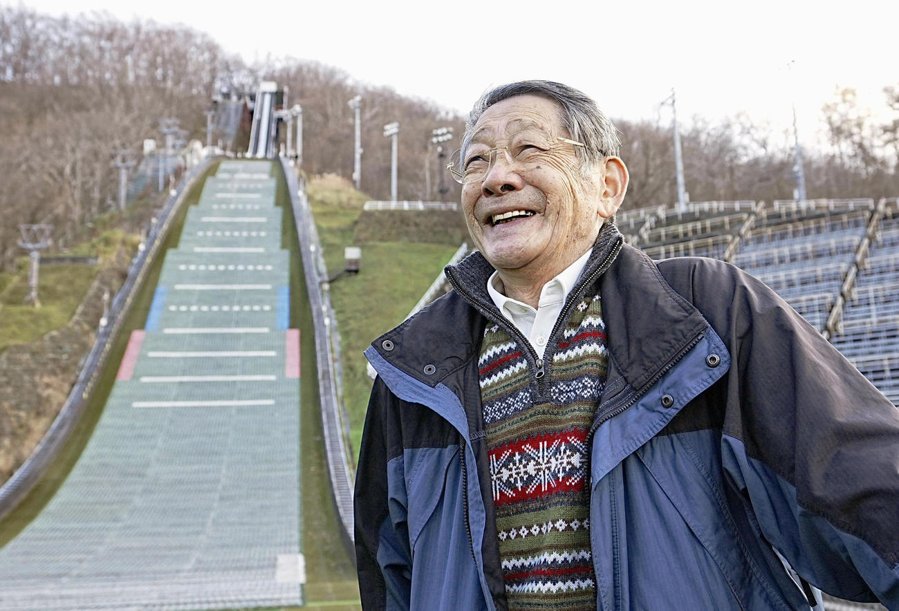 1972年札幌冬季五輪で金メダルを獲得した宮の森ジャンプ競技場で、取材に応じる笠谷幸生さん（2021年11月23日、共同）