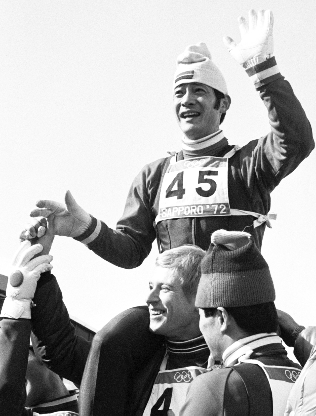 1972年札幌冬季五輪スキー・ジャンプ70 メートル 級で金メダルを獲得し、肩車される笠谷幸生さん＝宮の森（1972年2月6日、共同）