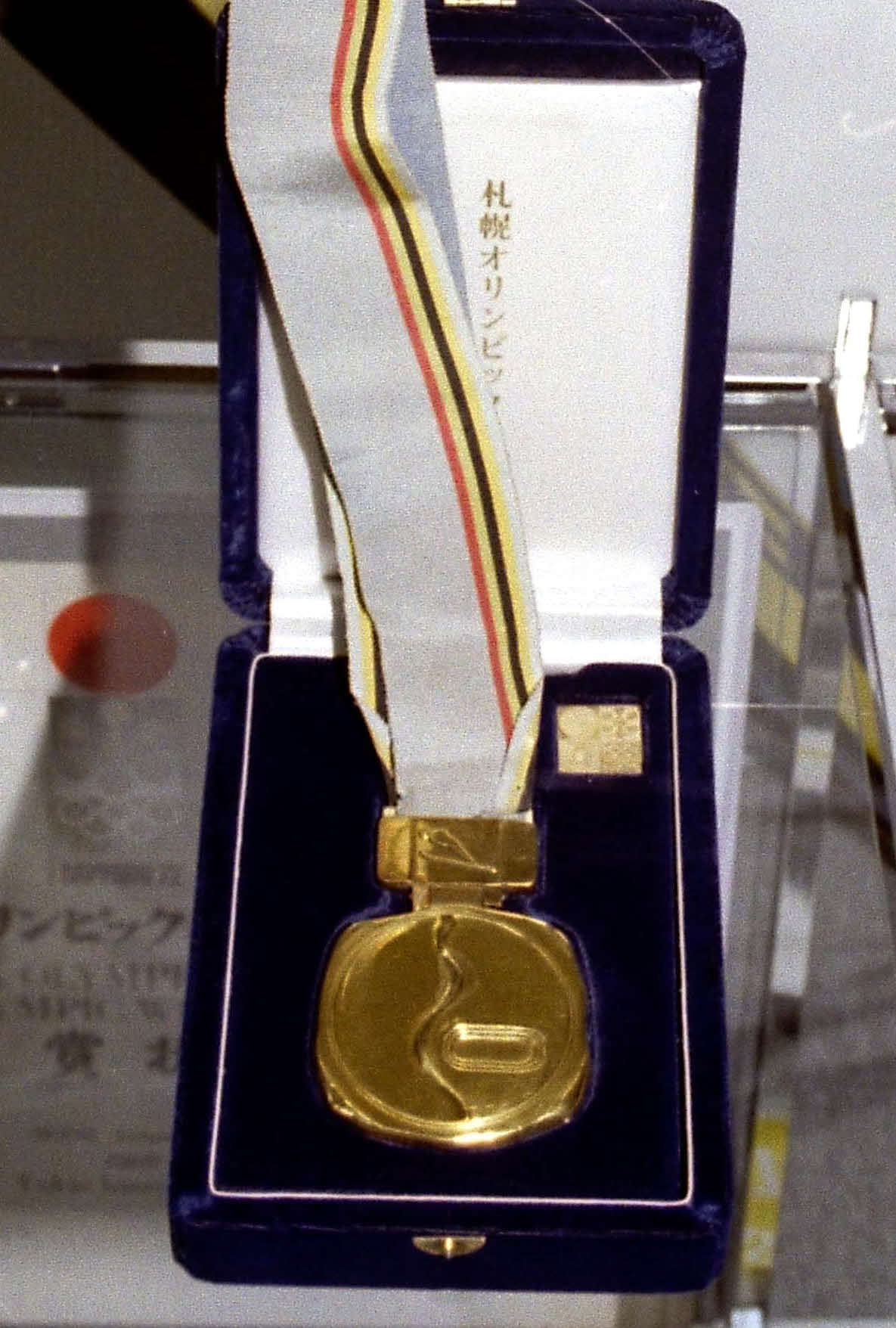 笠谷幸生選手展示コーナーに展示された札幌五輪の金メダル（1995年4月9日）