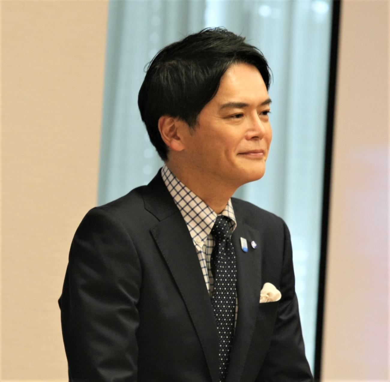 日本カーリング協会と横浜市の共同会見に出席した横浜市の山中竹春市長（撮影・藤塚大輔）
