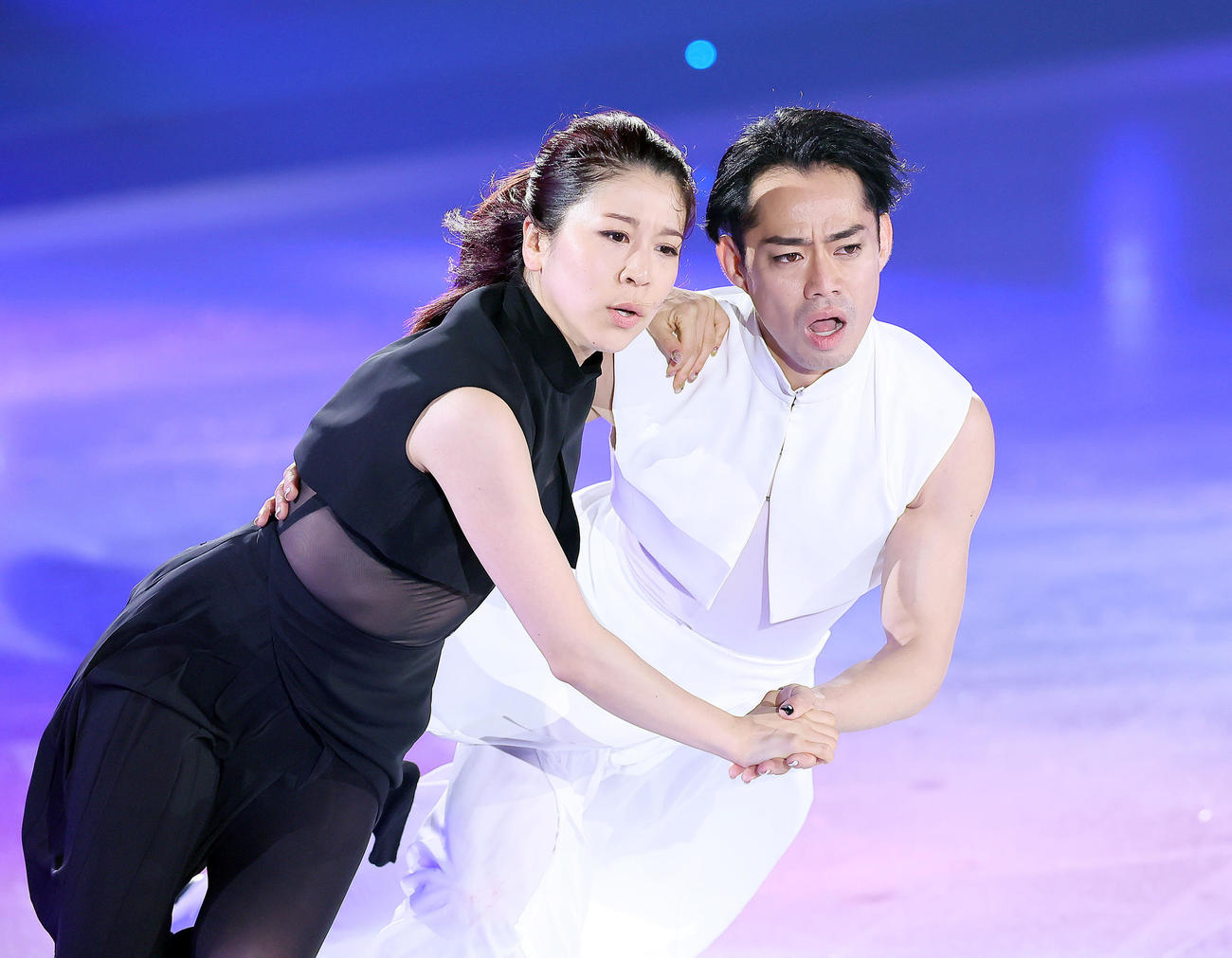 息の合った演技を披露する村元さん（左）、高橋さん組（撮影・足立雅史）
