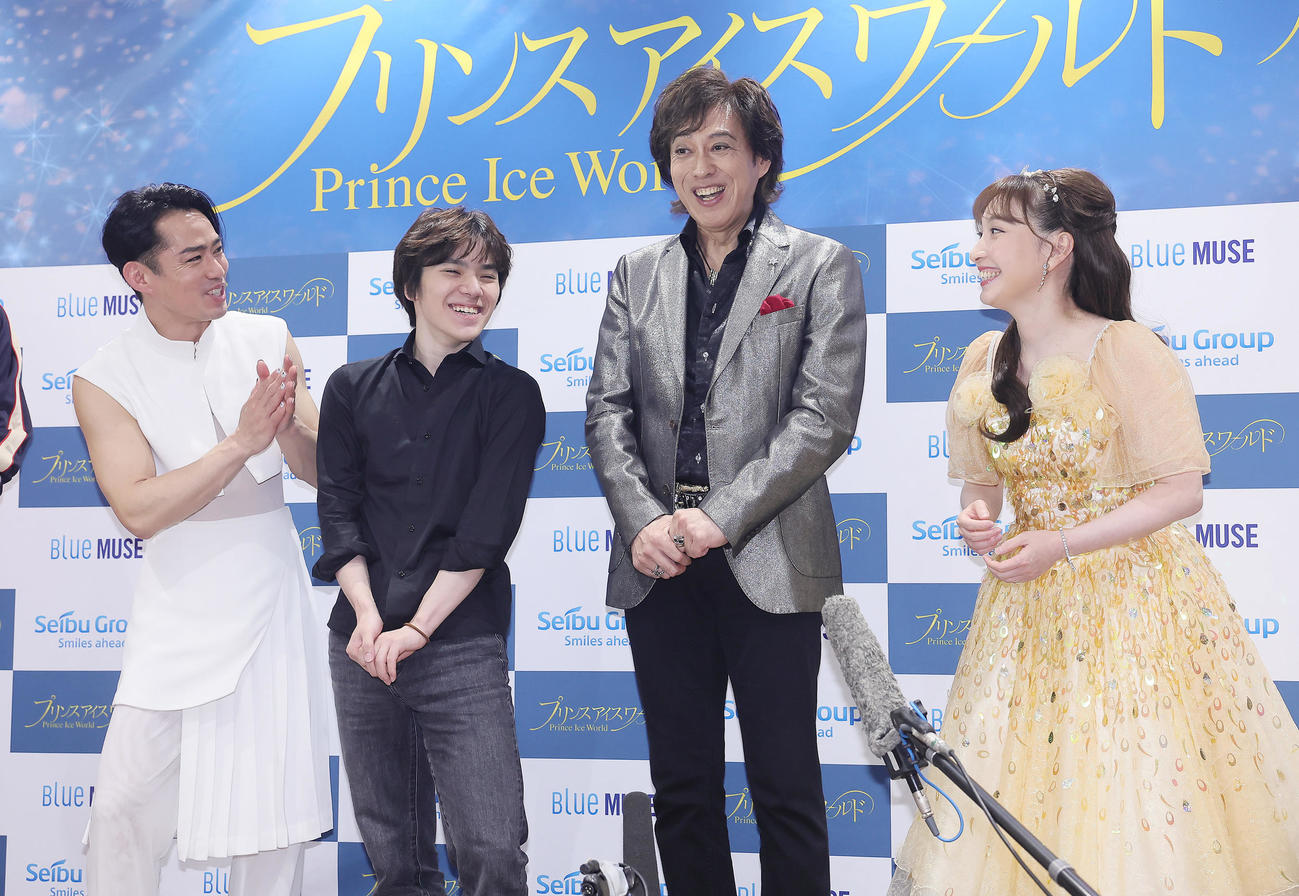 公演後の囲み取材で笑顔を見せる、左から高橋さん、宇野、石井一孝、はいだしょうこ（撮影・足立雅史）