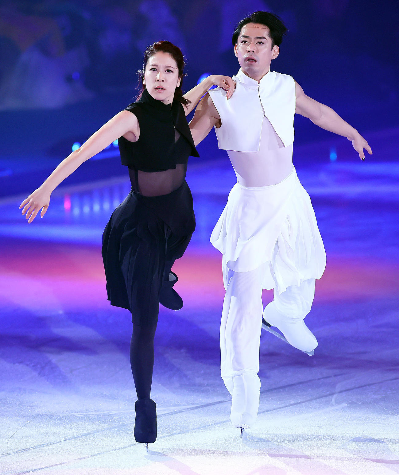 息の合った演技を披露する村元さん（左）、高橋さん組（撮影・足立雅史）