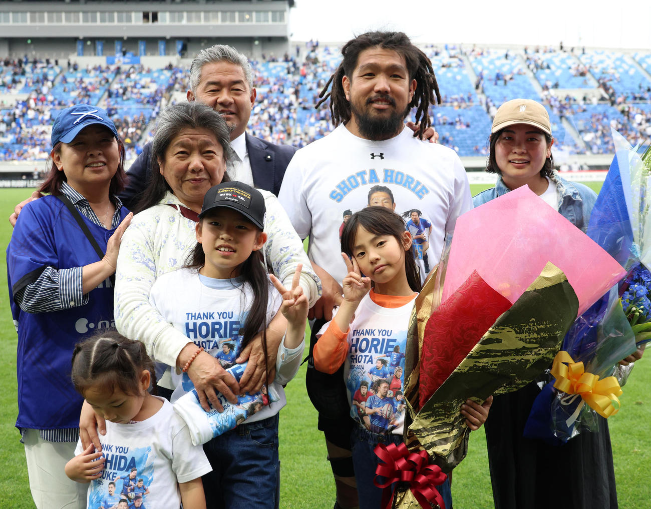 埼玉対花園　試合後、家族と一緒に記念撮影するする埼玉の堀江（撮影・中島郁夫）