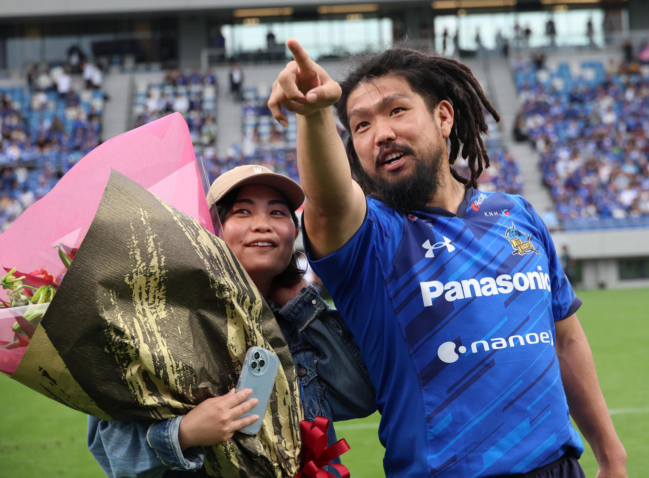 埼玉対花園　試合後、スタンドにあいさつする埼玉の堀江（右）と妻・友加里さん（撮影・中島郁夫）