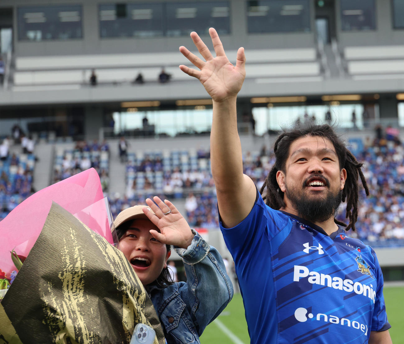 埼玉対花園　試合後、スタンドにあいさつする埼玉の堀江（右）と妻・友加里さん（撮影・中島郁夫）