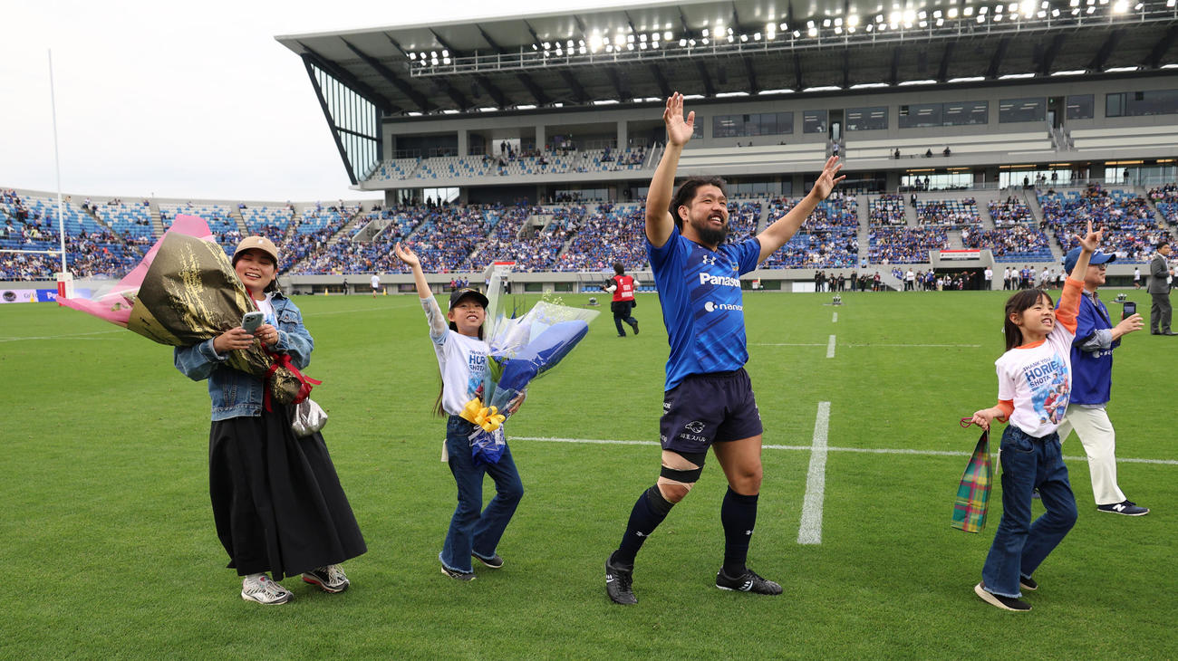 埼玉対花園　試合後、家族と一緒にスタンドにあいさつする埼玉の堀江（撮影・中島郁夫）