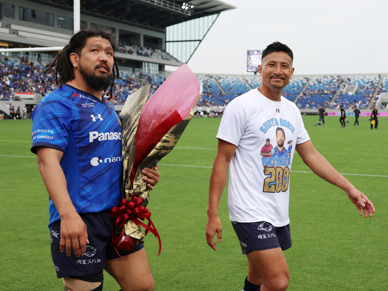 埼玉対花園　試合後、スタンドにあいさつする埼玉の堀江（左）と内田（撮影・中島郁夫）