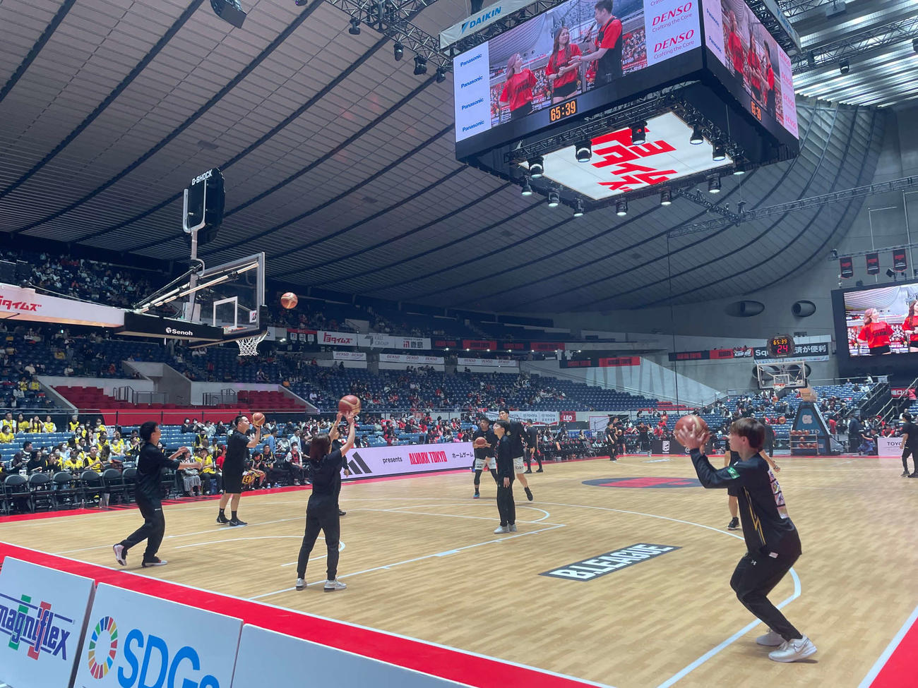 試合前に練習するB1群馬の選手たち