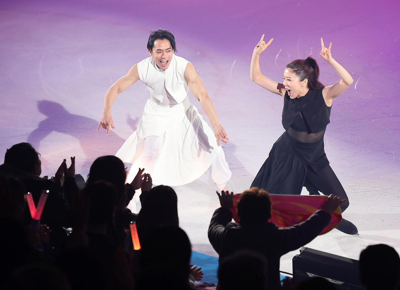 フィナーレでファンの声援に笑顔を見せる村元さん（右）、高橋さん組（撮影・足立雅史）