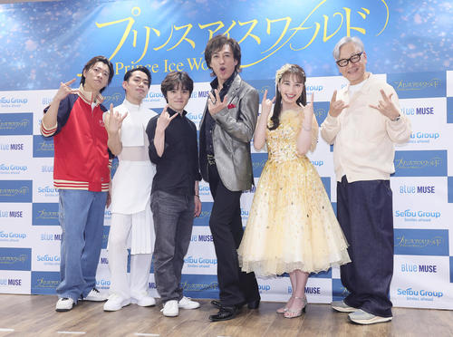 公演にちなみ「ロックなポーズ」を決める、左から小林宏一、高橋さん、宇野、石井一孝、はいだしょうこ、演出家の菅野こうめい氏（撮影・足立雅史）