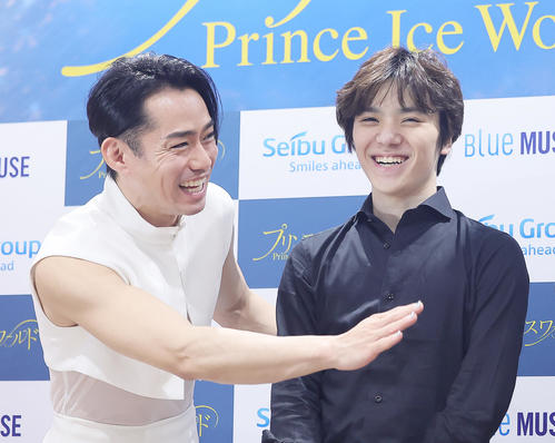 公演後の囲み取材で笑顔を見せる高橋さん（左）と宇野（撮影・足立雅史）