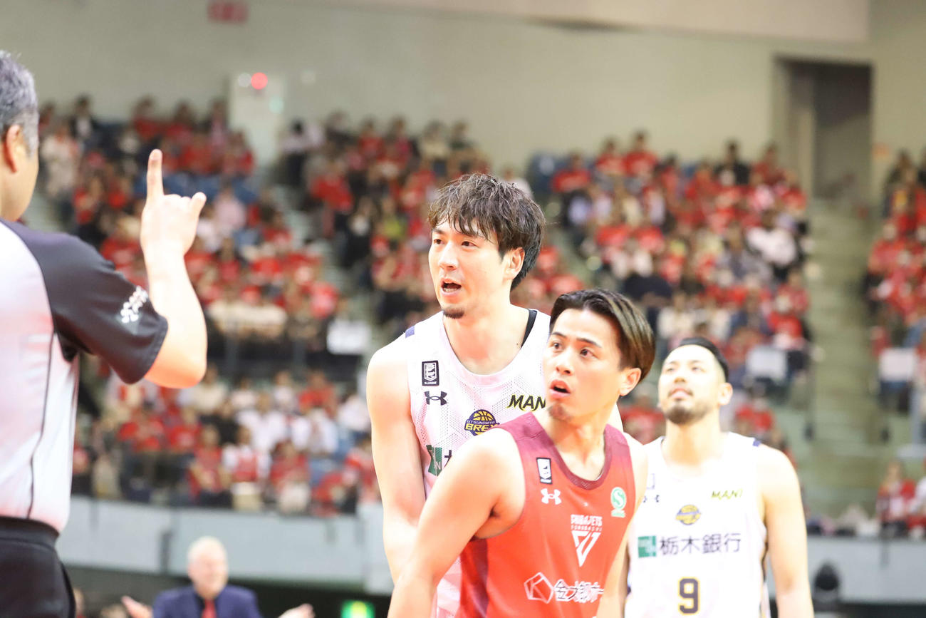 千葉J対宇都宮　バスケットカウントを決めた宇都宮比江島慎と、厳しい表情の千葉J富樫勇樹（撮影・沢田啓太郎）