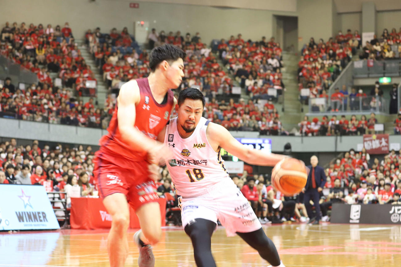 千葉J対宇都宮　ドリブルでインサイドに飛び込む宇都宮の鵤誠司（撮影・沢田啓太郎）