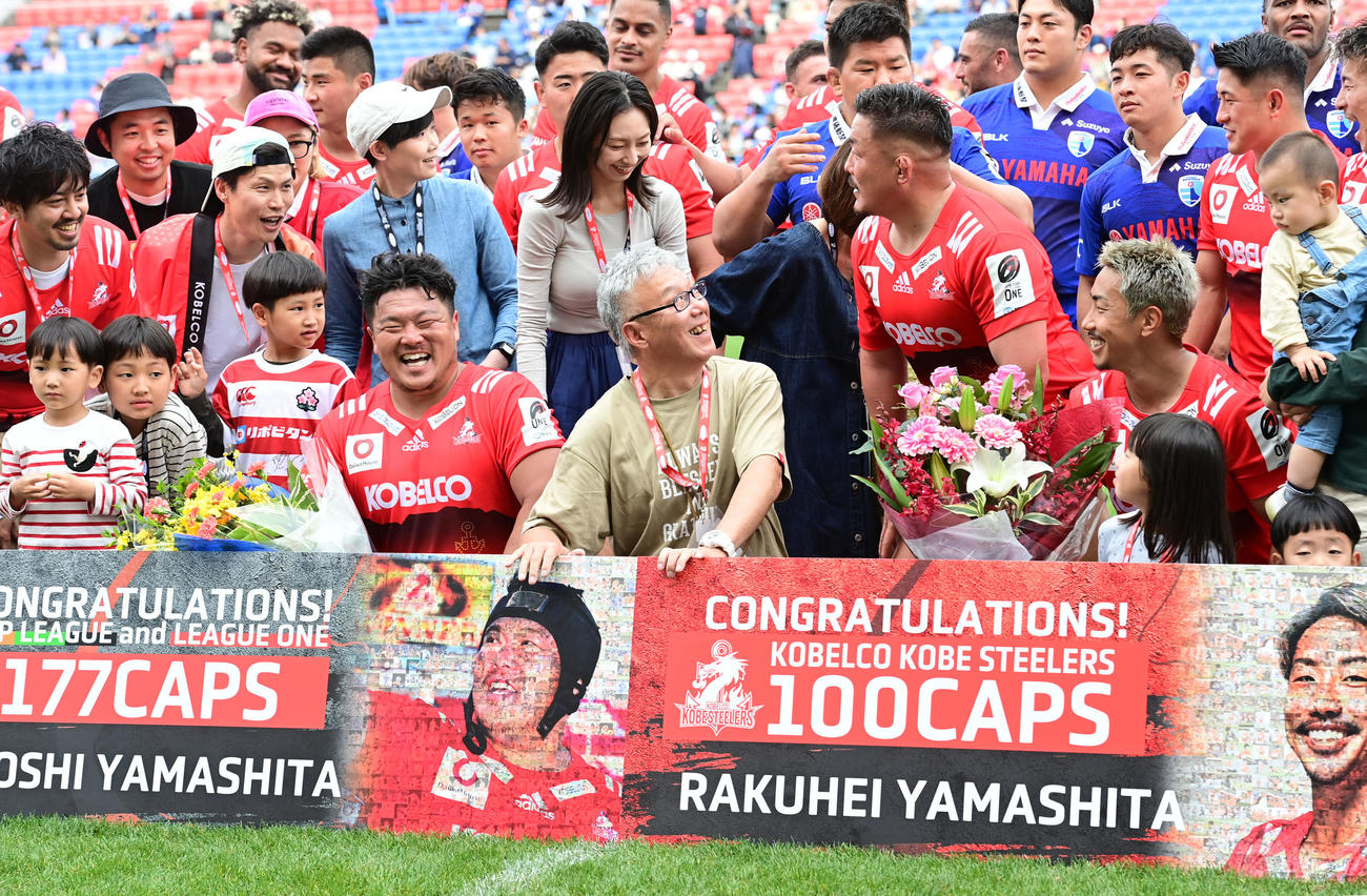 神戸対静岡　トップリーグとリーグ1で歴代最多タイとなる177試合出場を達成した山下裕史（前列左から4人目）と同じく100試合をマークした山下楽（前列右から2人目）は花束を持ち関係者とともに記念写真に収まる（撮影・和賀正仁）