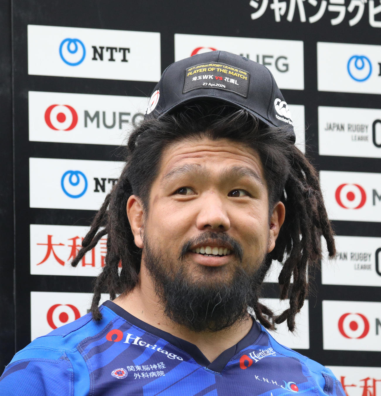 埼玉対花園　試合後、200キャップの記念撮影をする埼玉の堀江（撮影・中島郁夫）