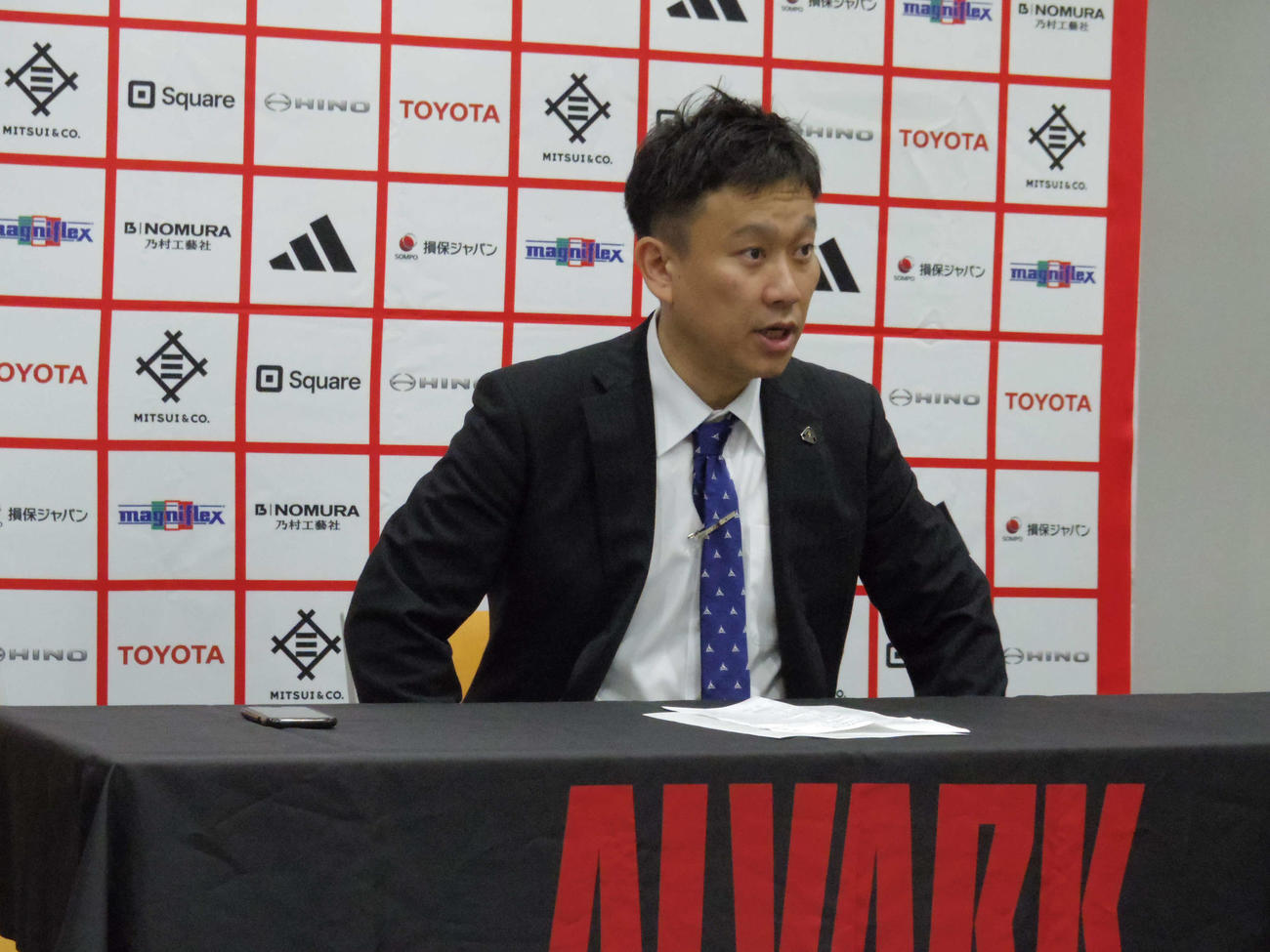試合後の会見に臨むバスケットボールB1群馬の水野監督