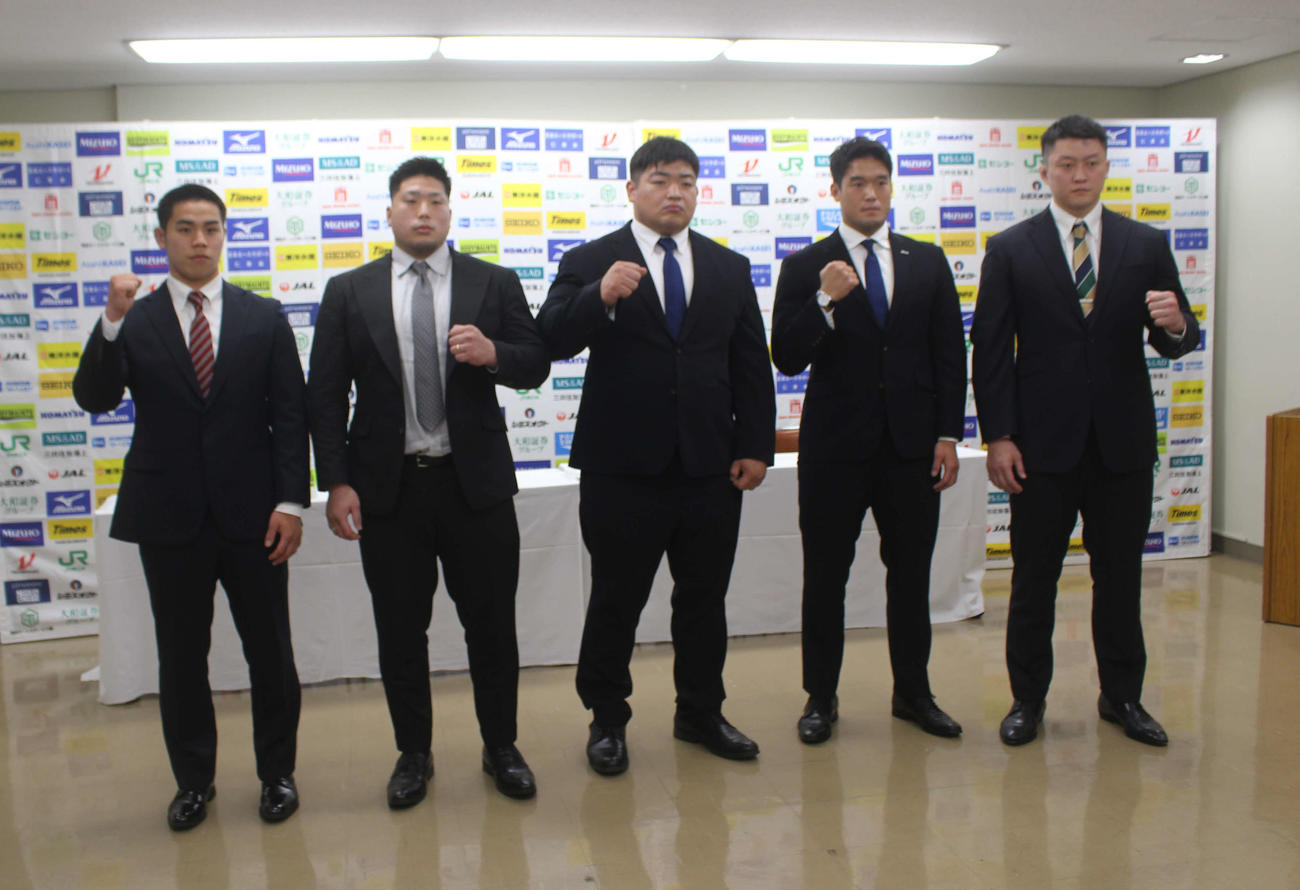 前日会見に集結した有力選手ら。左から川端、影浦、王子谷、羽賀、原沢