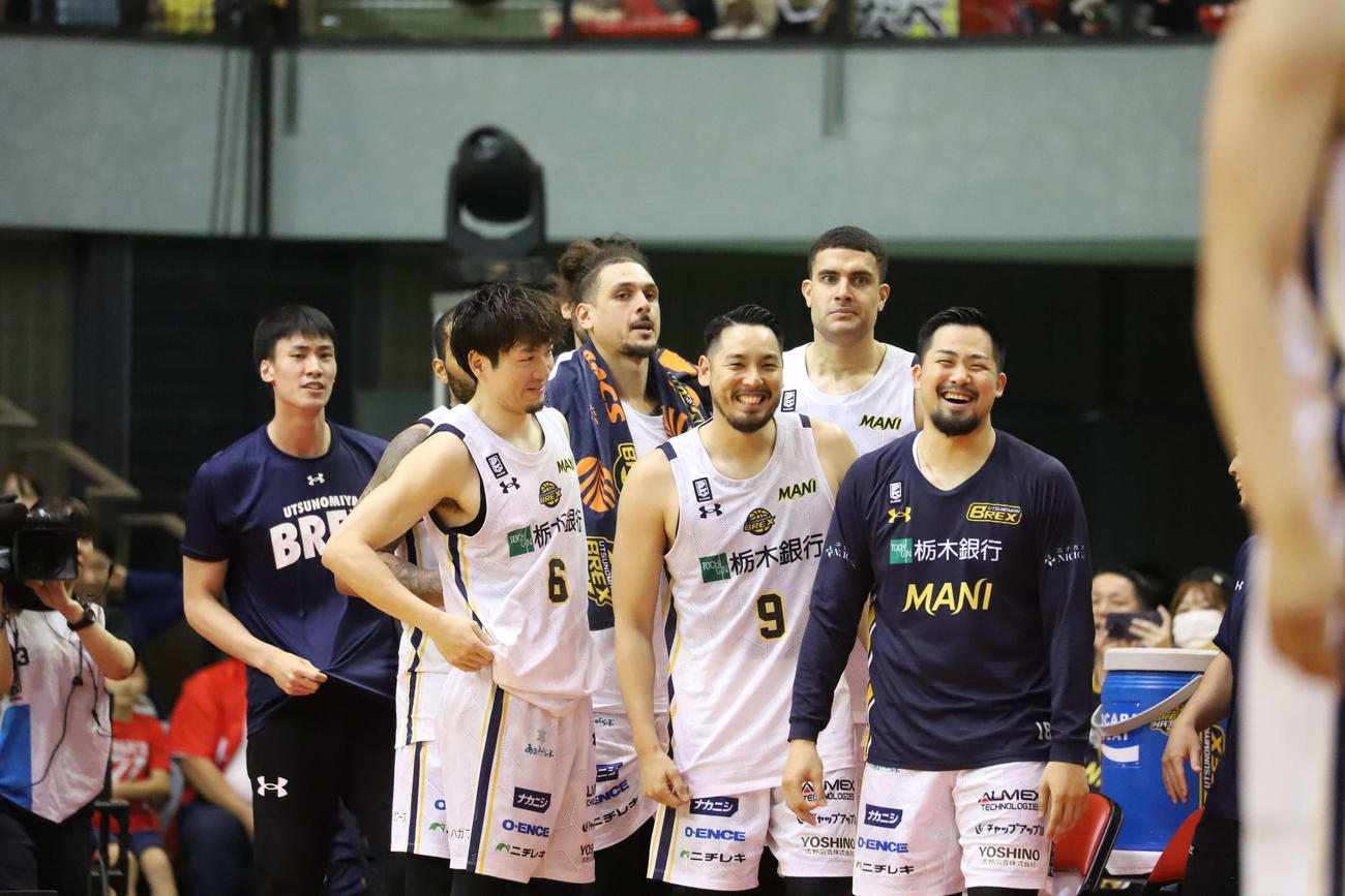 千葉J対宇都宮　第4Q残りわずか、勝利を確信して喜びを表す宇都宮の選手たち（撮影・沢田啓太郎）