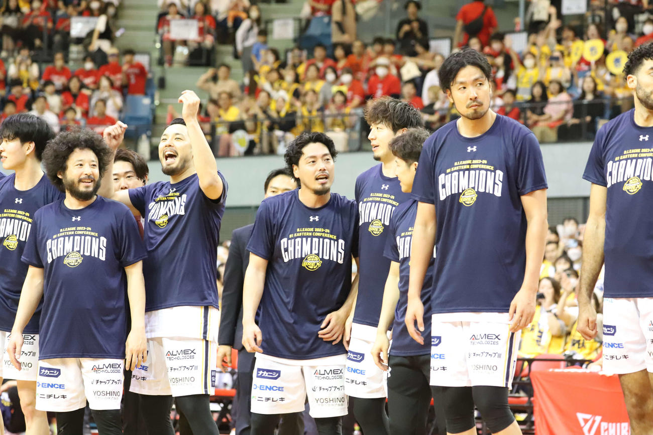 千葉J対宇都宮　千葉Jを破り、3年ぶりに地区優勝を決めた宇都宮は記念のTシャツを着て喜びを見せる（撮影・沢田啓太郎）